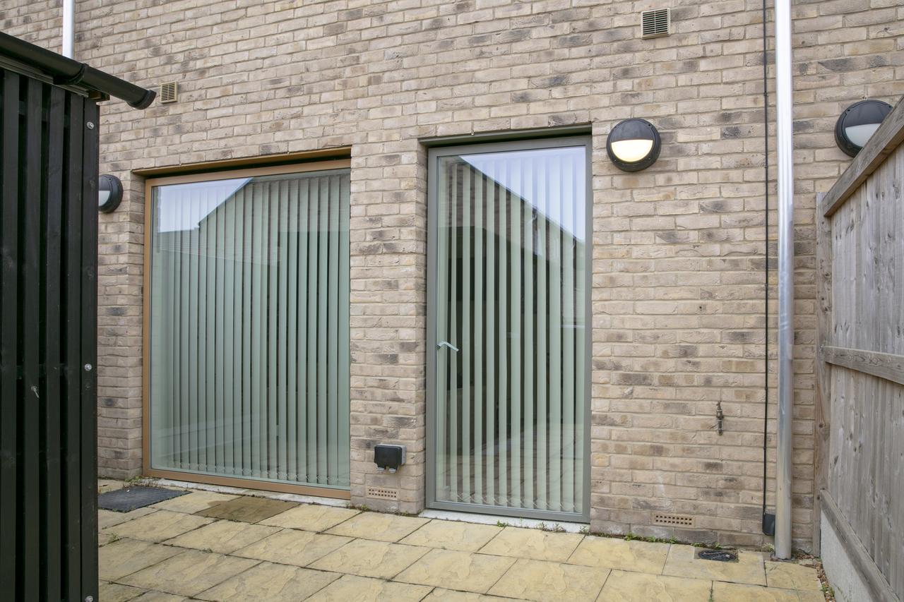Modern & Exquisite Trumpington Townhouse With Parking & 5 Mins To Papworth Hospital เคมบริดจ์ ภายนอก รูปภาพ